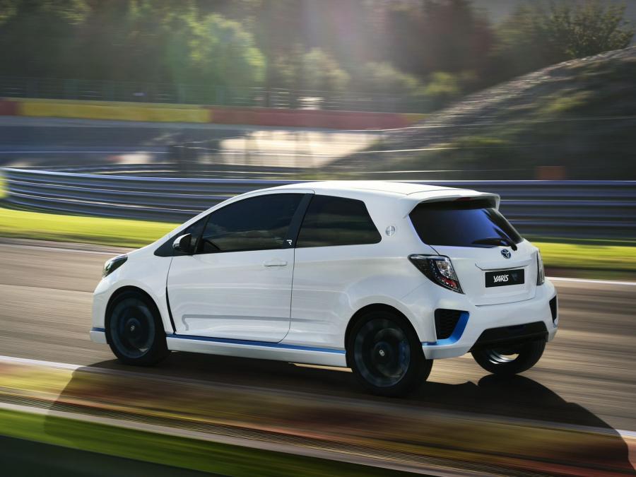  Toyota Yaris Hybrid-R Concept 2013 года  (фото 30 из 42)